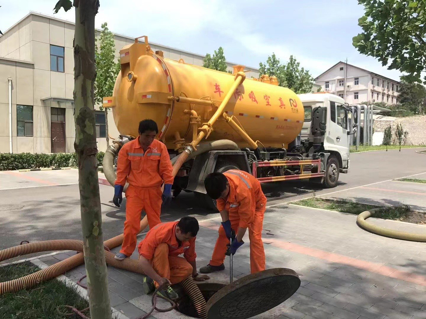 鄢陵管道疏通车停在窨井附近