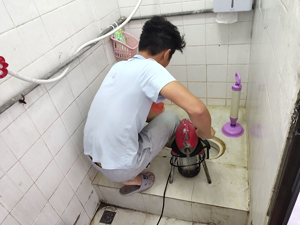 鄢陵肥皂掉到马桶里把马桶堵住了怎么办？马桶堵住了怎么办