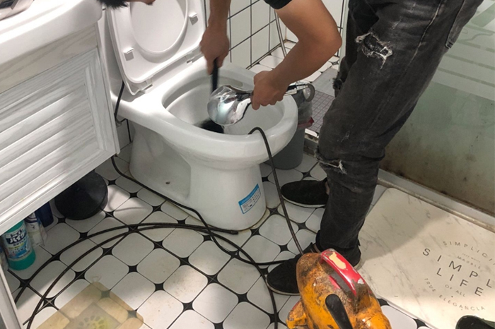 鄢陵马桶堵塞自己疏通还是找师傅？专业上门服务让你省时更省心